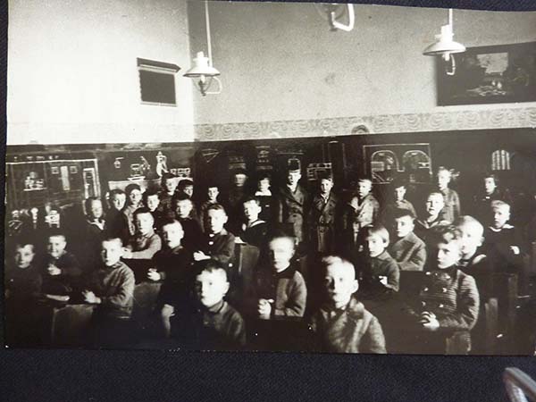HJ: At primary school in Auerbach, aged 6, 1931. HJ, as a Jew, had to sit in the back row: fifth pupil, back row, from the right