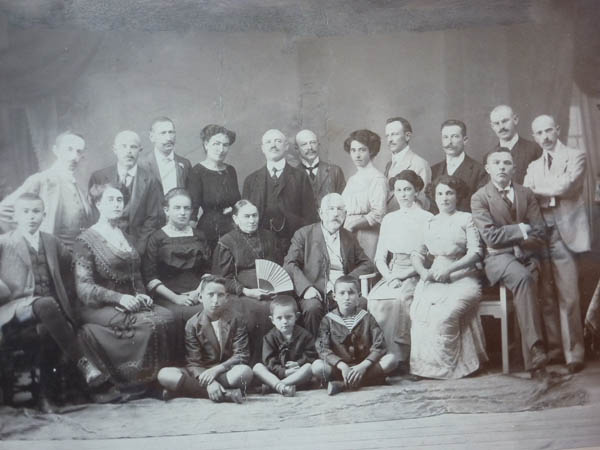 TK: Tom’s maternal family: Tom’s great-great grandparents in centre on their golden wedding, great grandmother and grand mother left of centre, front row. Grandmother’s uncles aunts and cousins, the majority of whom lost their lives in the Holocaust. Kapuvar, Hungary cc 1905