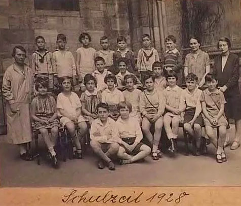 MM: In the middle of the front row at the Jewish Primary School Class, Fasanenstrasse, Berlin, 1928
