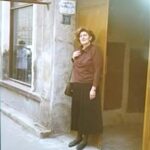 RR: Standing in front of her old house, 21 Zolfa Utca, Grosswardein, 1999