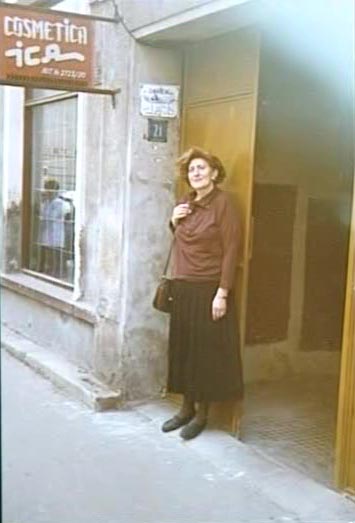 RR: Standing in front of her old house, 21 Zolfa Utca, Grosswardein, 1999