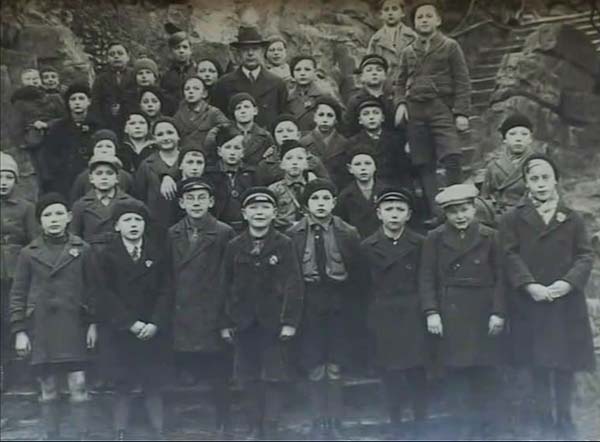 HG: Hitler Youth children in school photograph