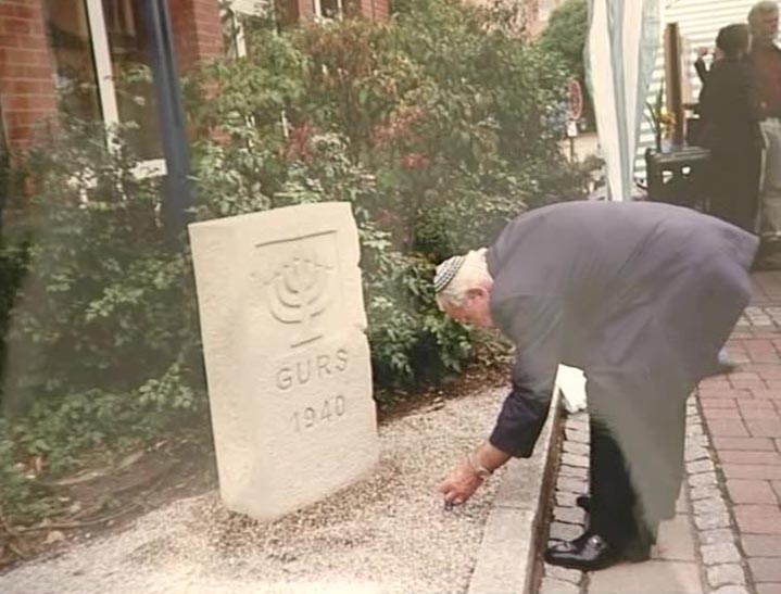 NB: Llghting candles at a stone remembering the synagogue in Hockenheim, 2005