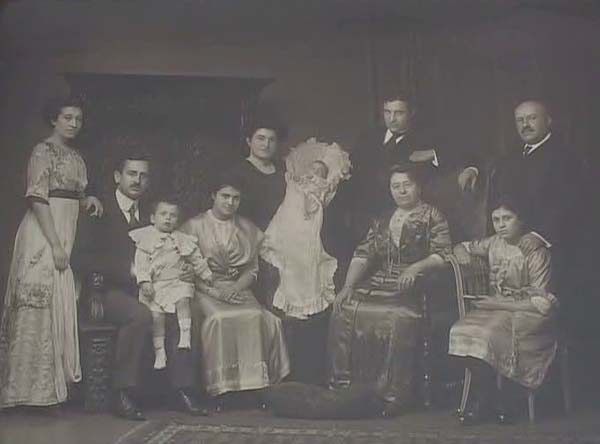 MG: Grandmother, grandfather, mother, sisters, Marion (baby), Berlin, 1912