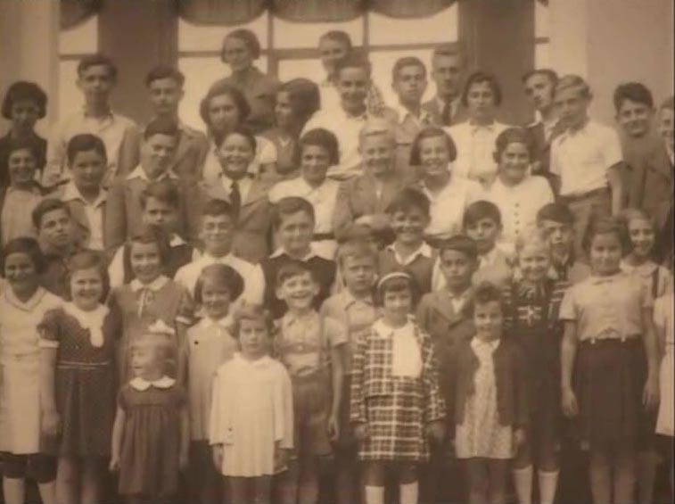 DB: With and her Jewish classmates, Memel, ca 1938
