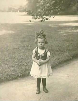 SL: Susi Braun on her third birthday in Berlin, 1923