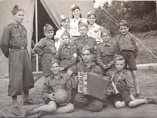 SW: Betar in Hofgeismar DP camp. SW on the left hand side next to the madrich, brother is on the extreme right.