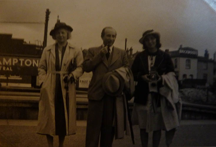 DH: With parents in Southampton to to meet her father’s sister who was on her way from Germany to China, 1939