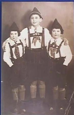 WF: With sister Thea and brother Manfred, 1927