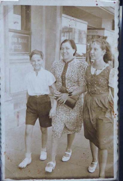 FK: With mother Amalia - usually known as Mina, sister Claire on holiday in Eastbourne, August 1939